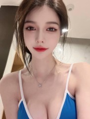 自采花草茶的浪漫午后，情侣共度的温馨时光